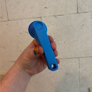 Tupperware measuring spoon set in the Raindrop blue color